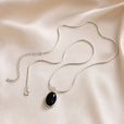 Collar elegante de óvalo negro en oro blanco