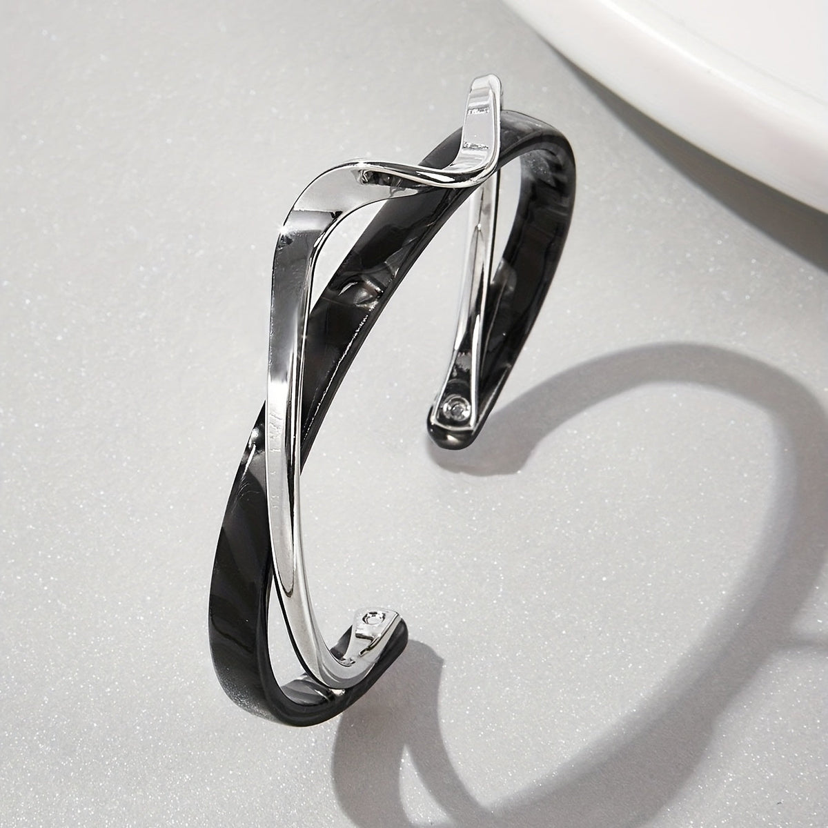 Pulsera rígida minimalista con forma de ola – imagen 3