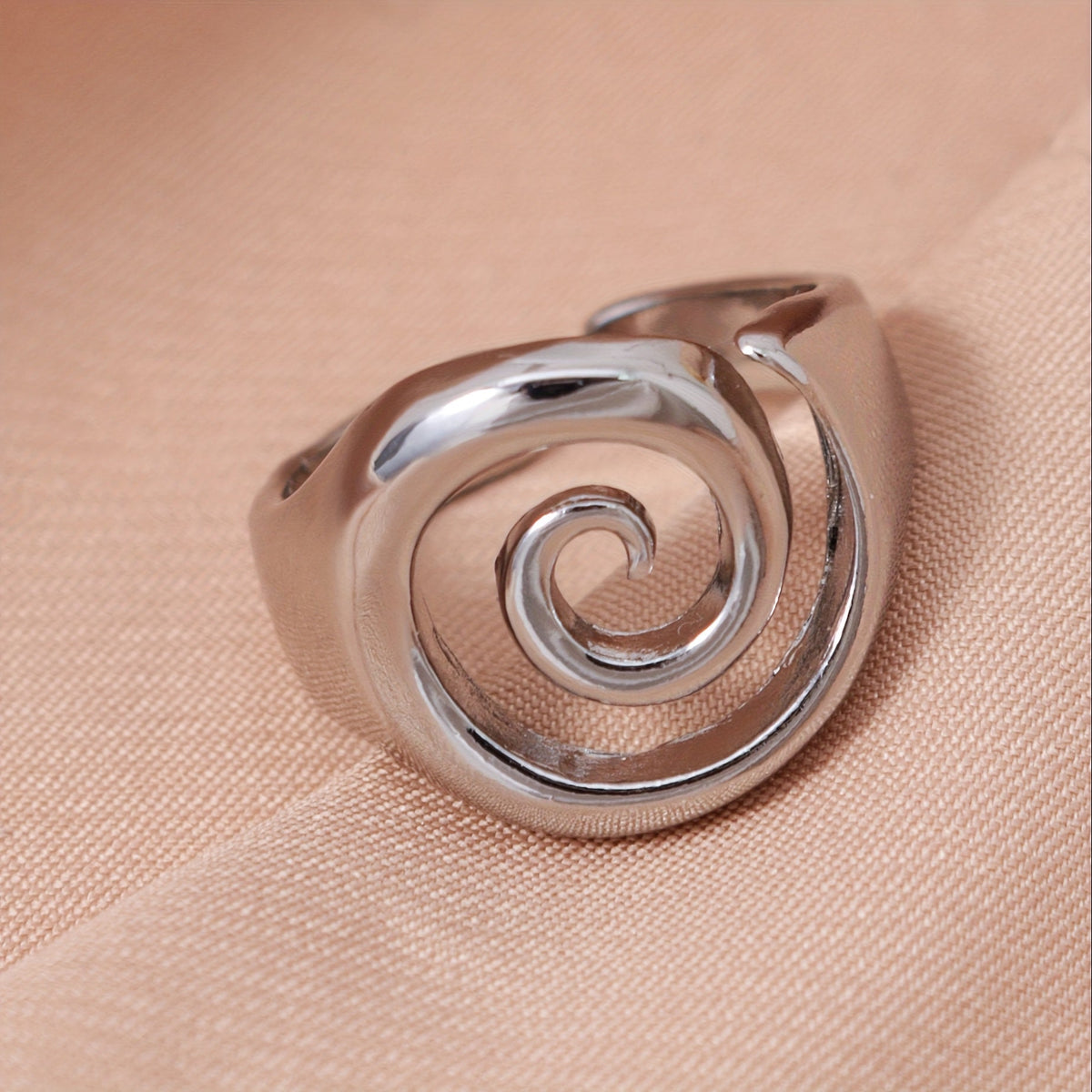 Anillo minimalista hueco con diseño de caracol en espiral – imagen 2