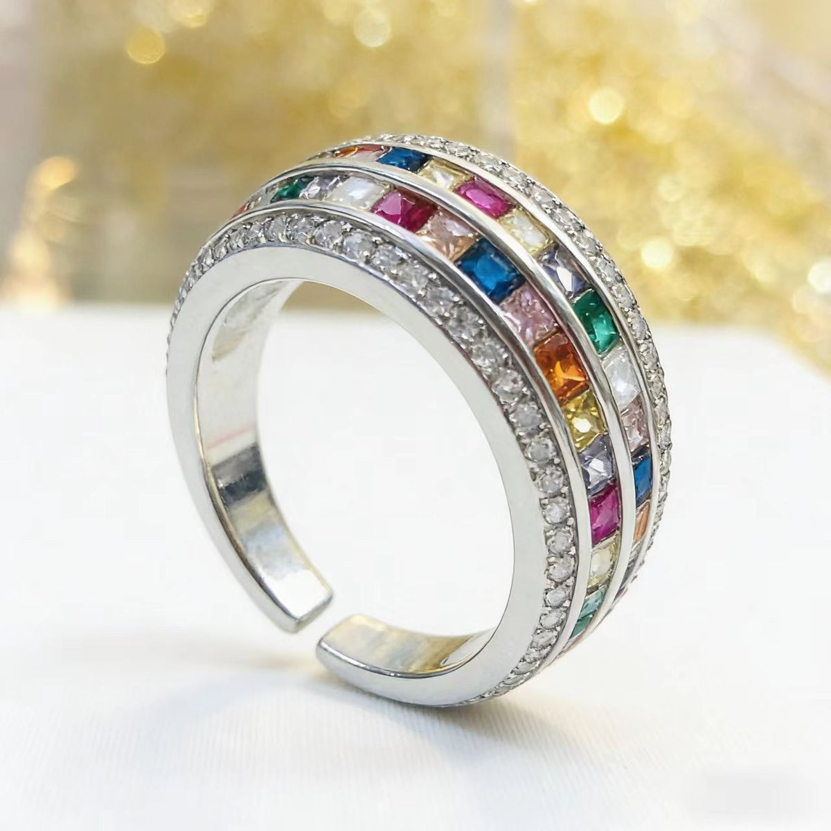 Anillo elegante de piedras arcoíris
