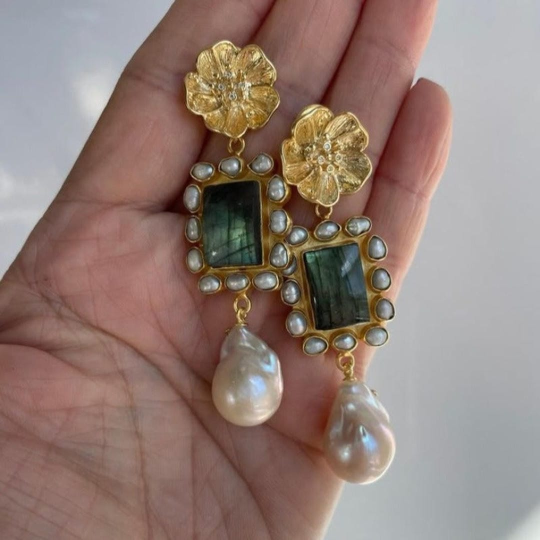 Pendientes llamativos de perla con halo floral – imagen 2