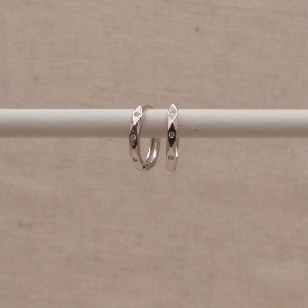 Pendientes huggie plateados en forma de marquesa