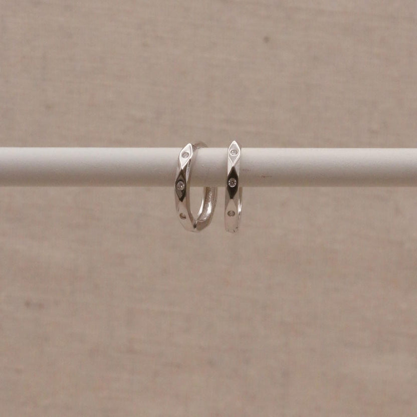 Pendientes huggie plateados en forma de marquesa