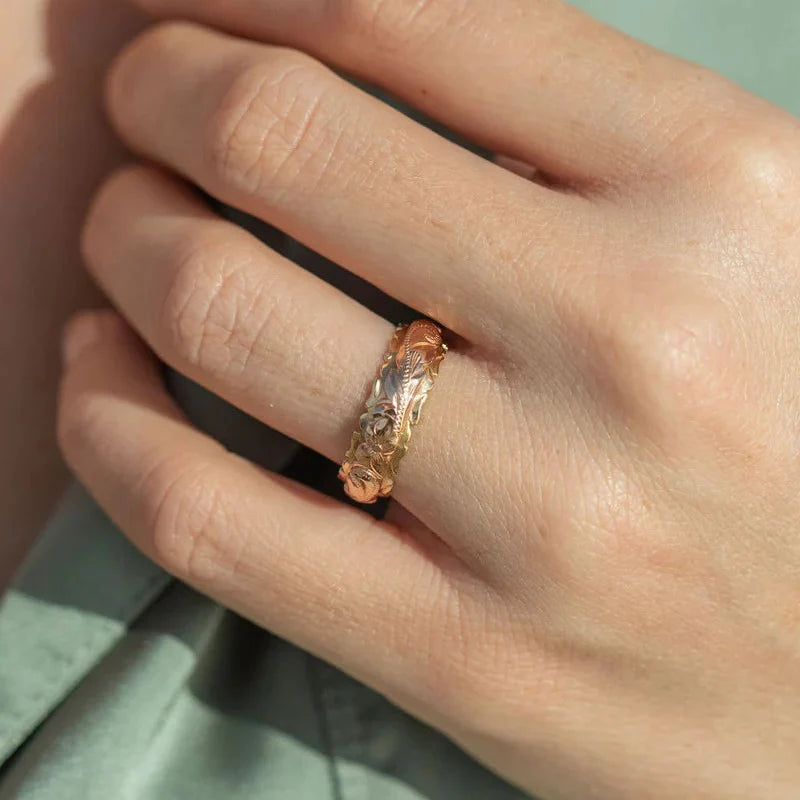 Anillo Sovereign de oro con pétalos – imagen 2