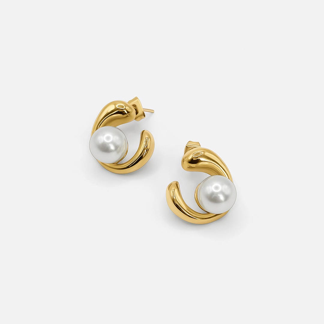 Pendientes elegantes de perla con remolino dorado