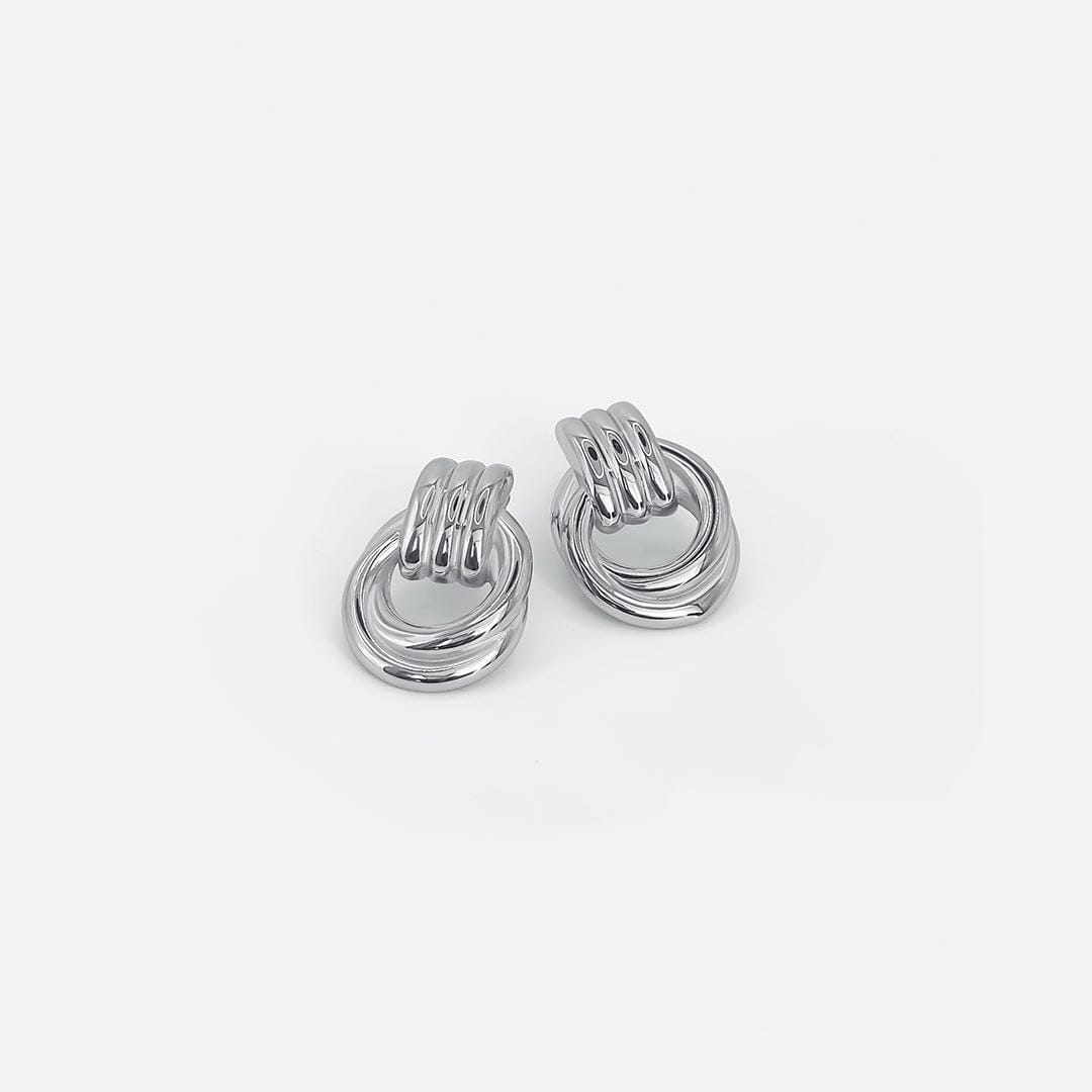 Elegantes pendientes plateados de nudo entrelazado – imagen 2