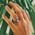 Anillo de piedra lunar creciente con enredadera – imagen 3
