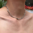 Collar de torsión ondulada en oro blanco – imagen 3