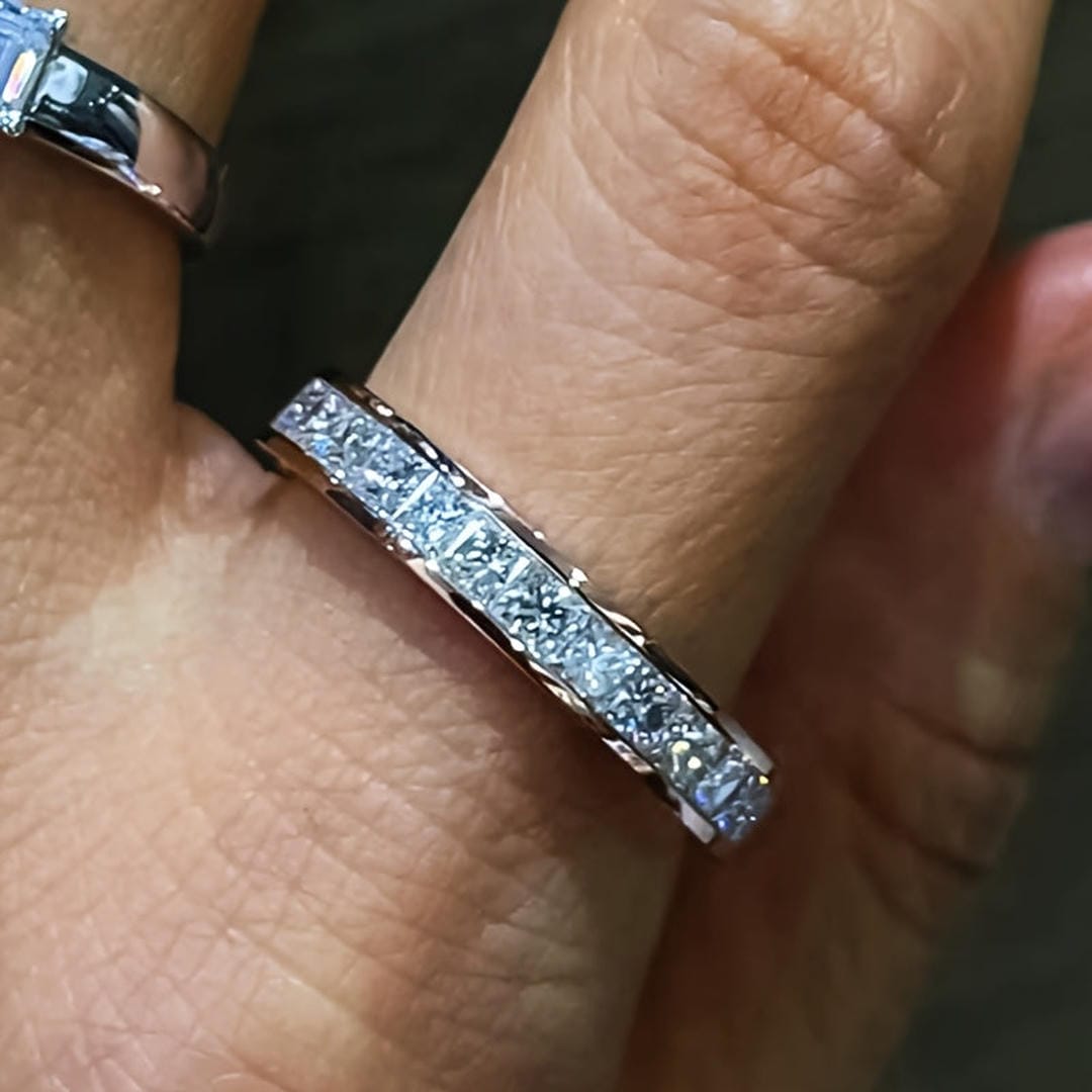 Anillo Eternidad de titanio con piedras talla princesa — Carmen, Lucía & Rocío