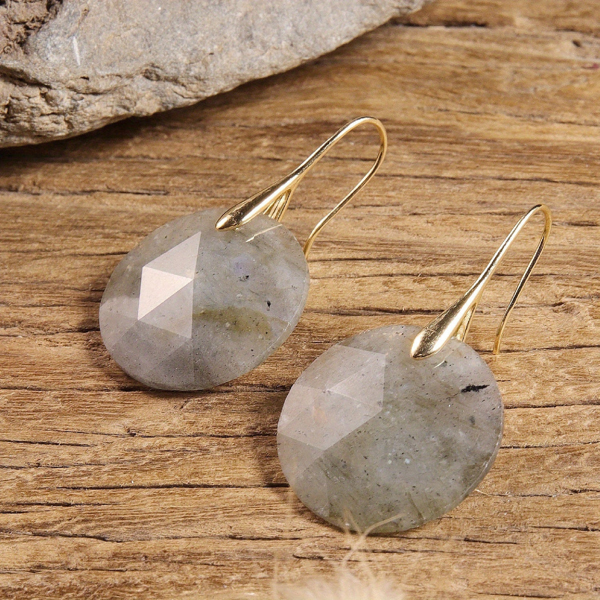 Pendientes dorados de piedra de luna facetada – imagen 2