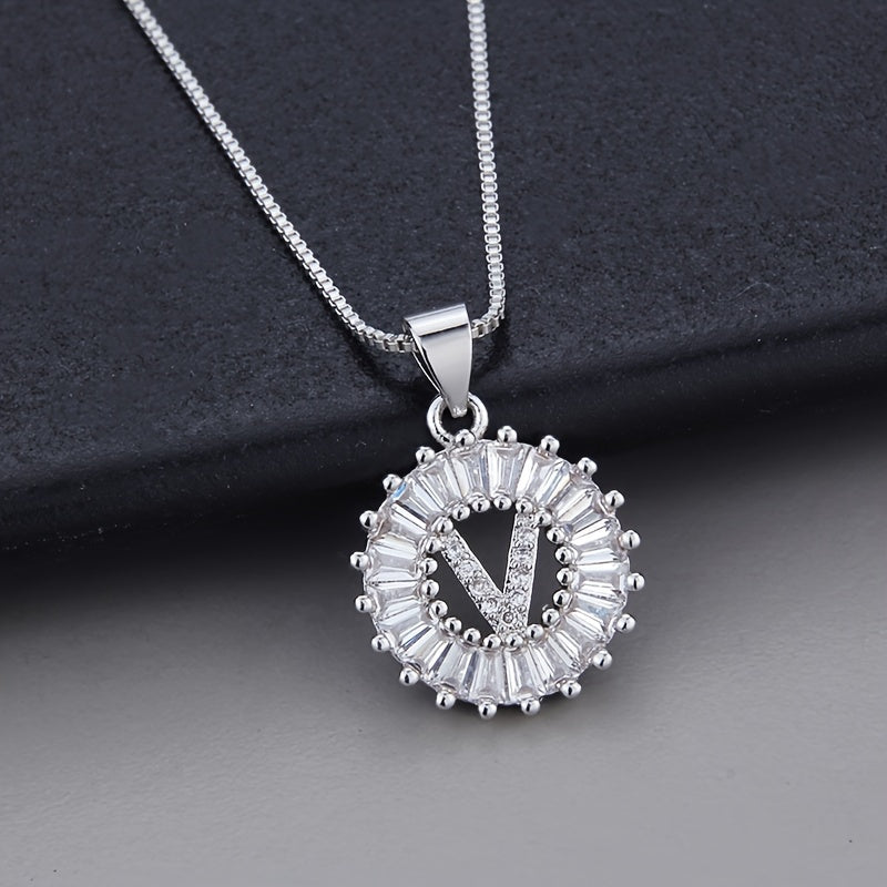 Collar con inicial de circonita en oro blanco – imagen 22
