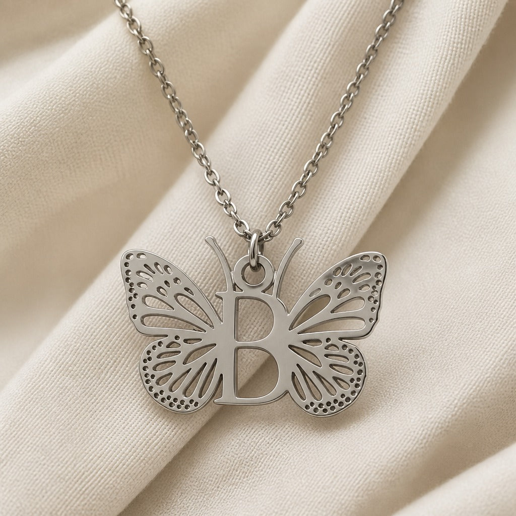 Collar con colgante de mariposa y letra inicial – imagen 5