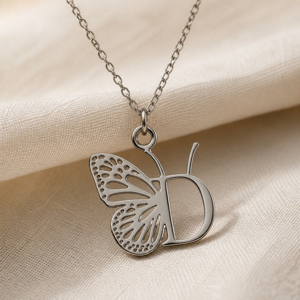 Collar con colgante de mariposa y letra inicial – imagen 9