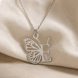 Collar con colgante de mariposa y letra inicial – imagen 11