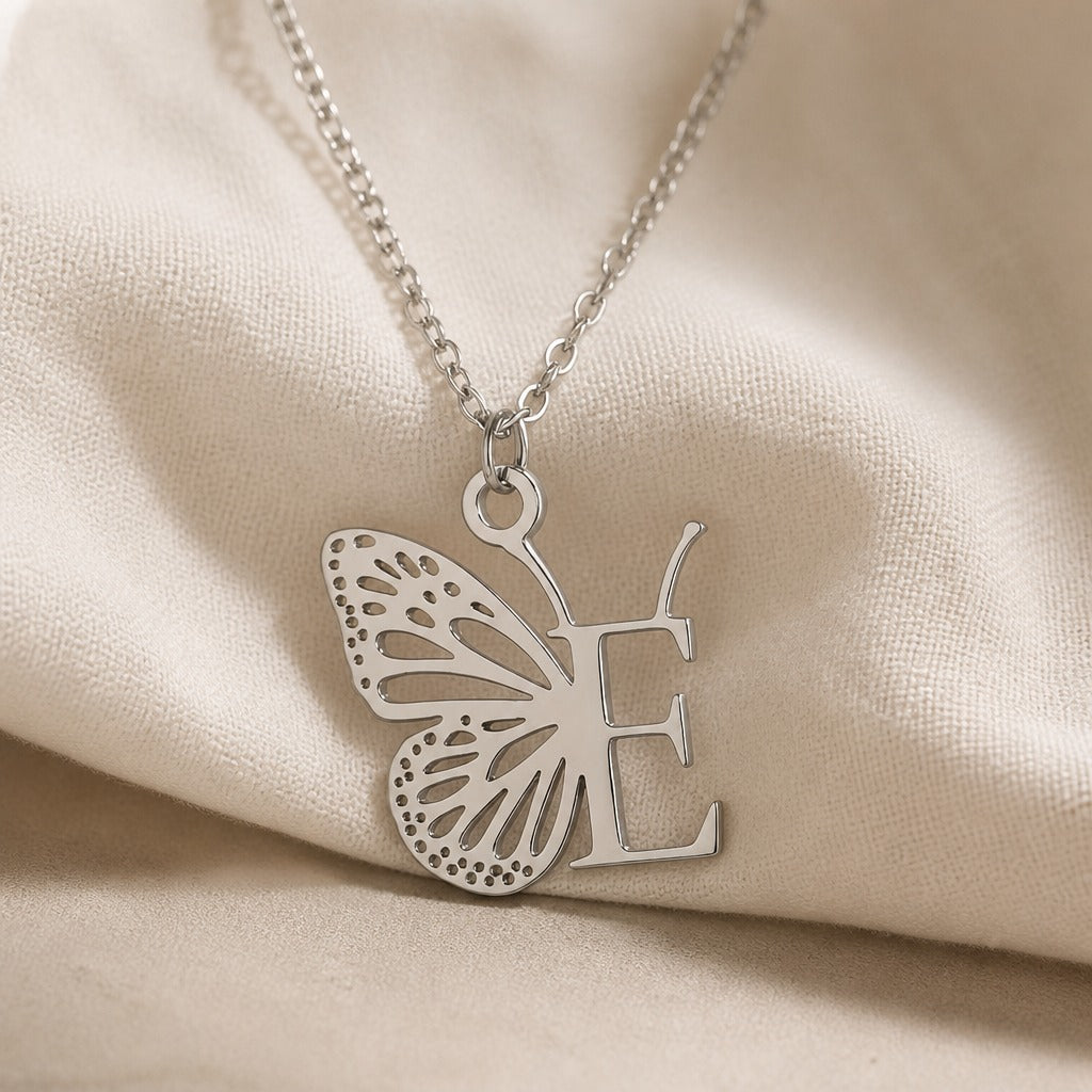 Collar con colgante de mariposa y letra inicial – imagen 11
