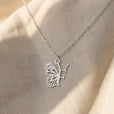 Collar con colgante de mariposa y letra inicial – imagen 13