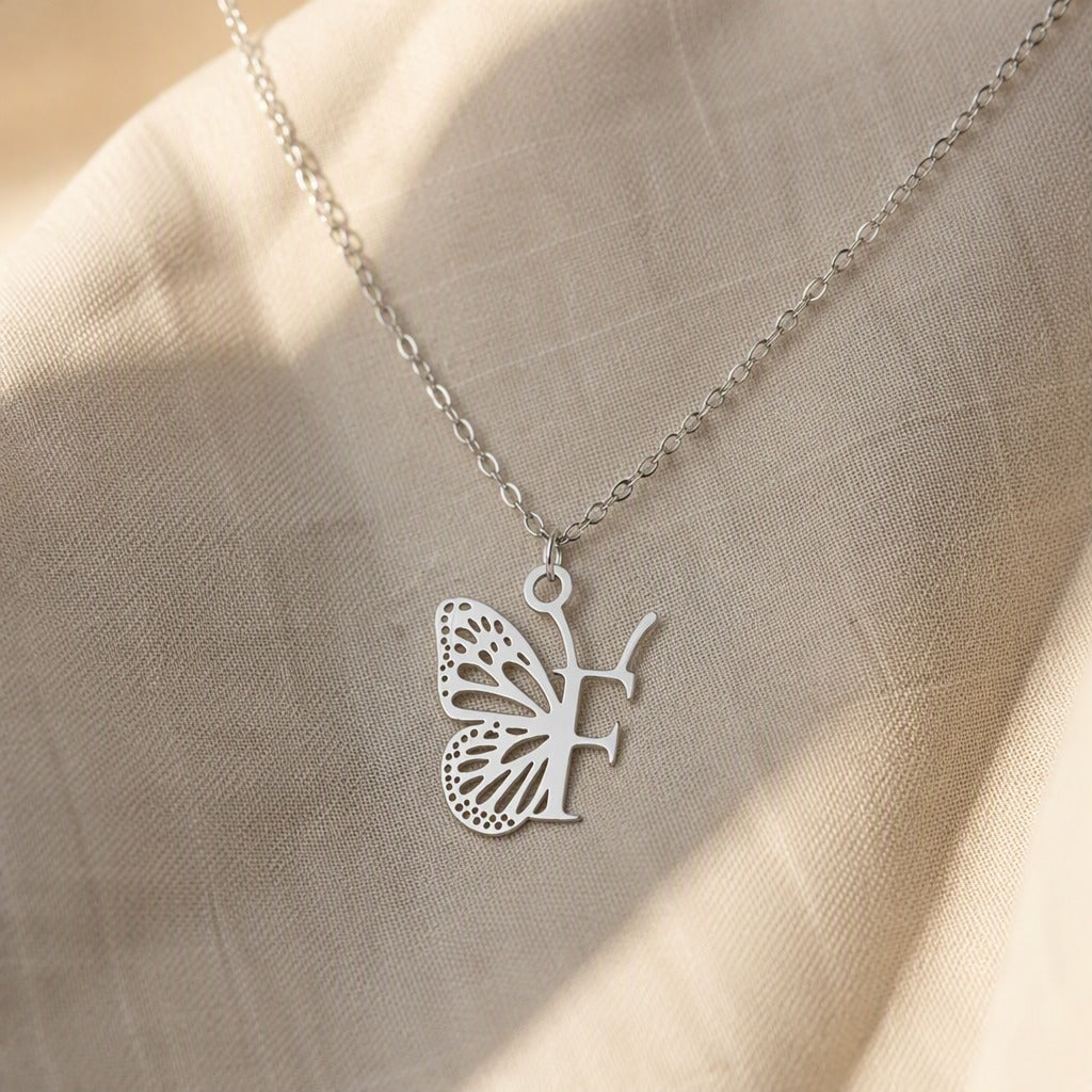 Collar con colgante de mariposa y letra inicial – imagen 13
