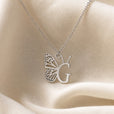 Collar con colgante de mariposa y letra inicial – imagen 15