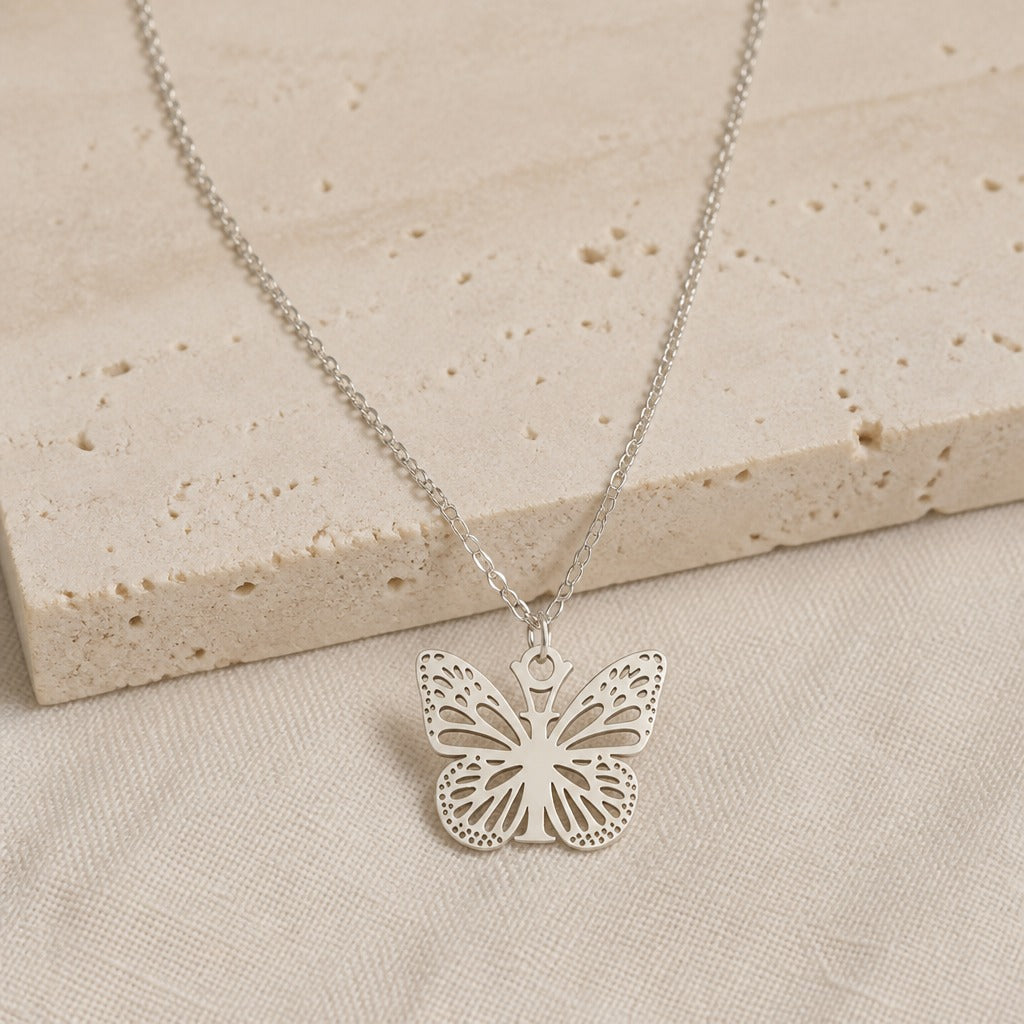 Collar con colgante de mariposa y letra inicial – imagen 19
