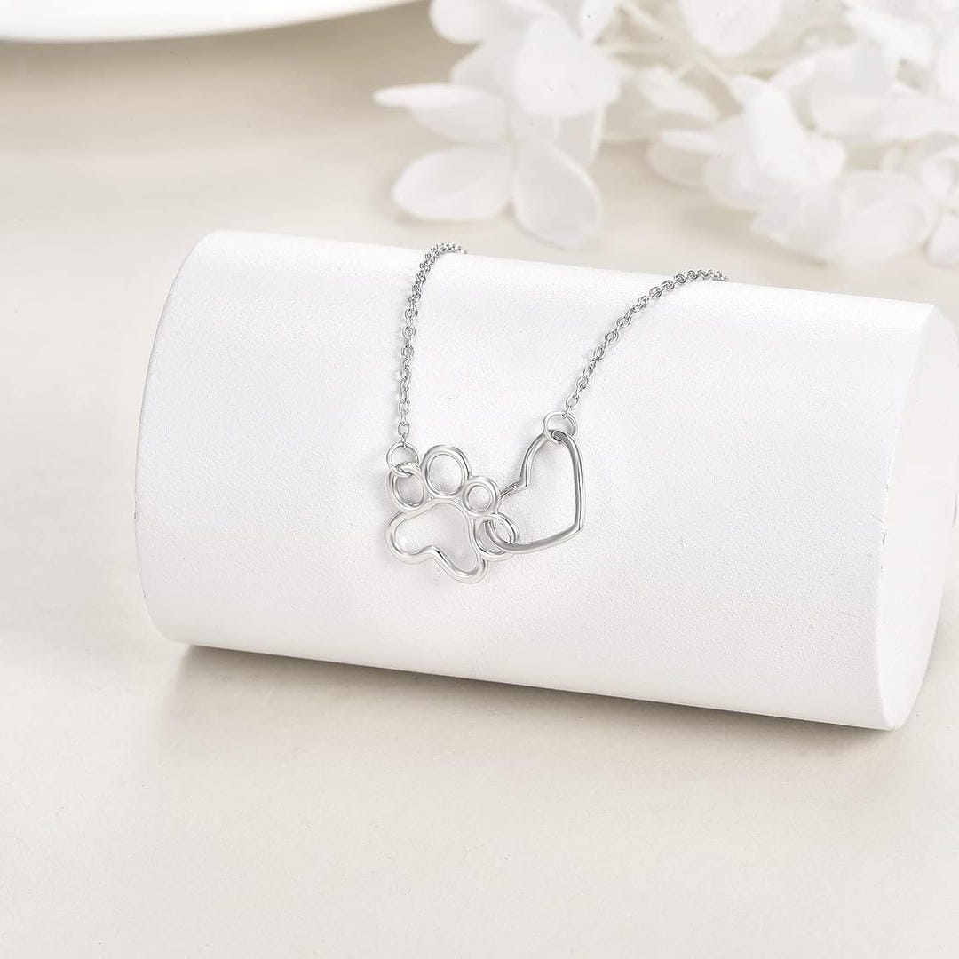 Colgante de plata con huella y corazón