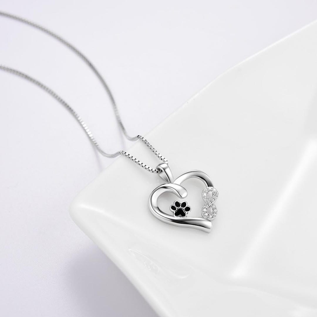 Collar con dije de huella y corazón infinito