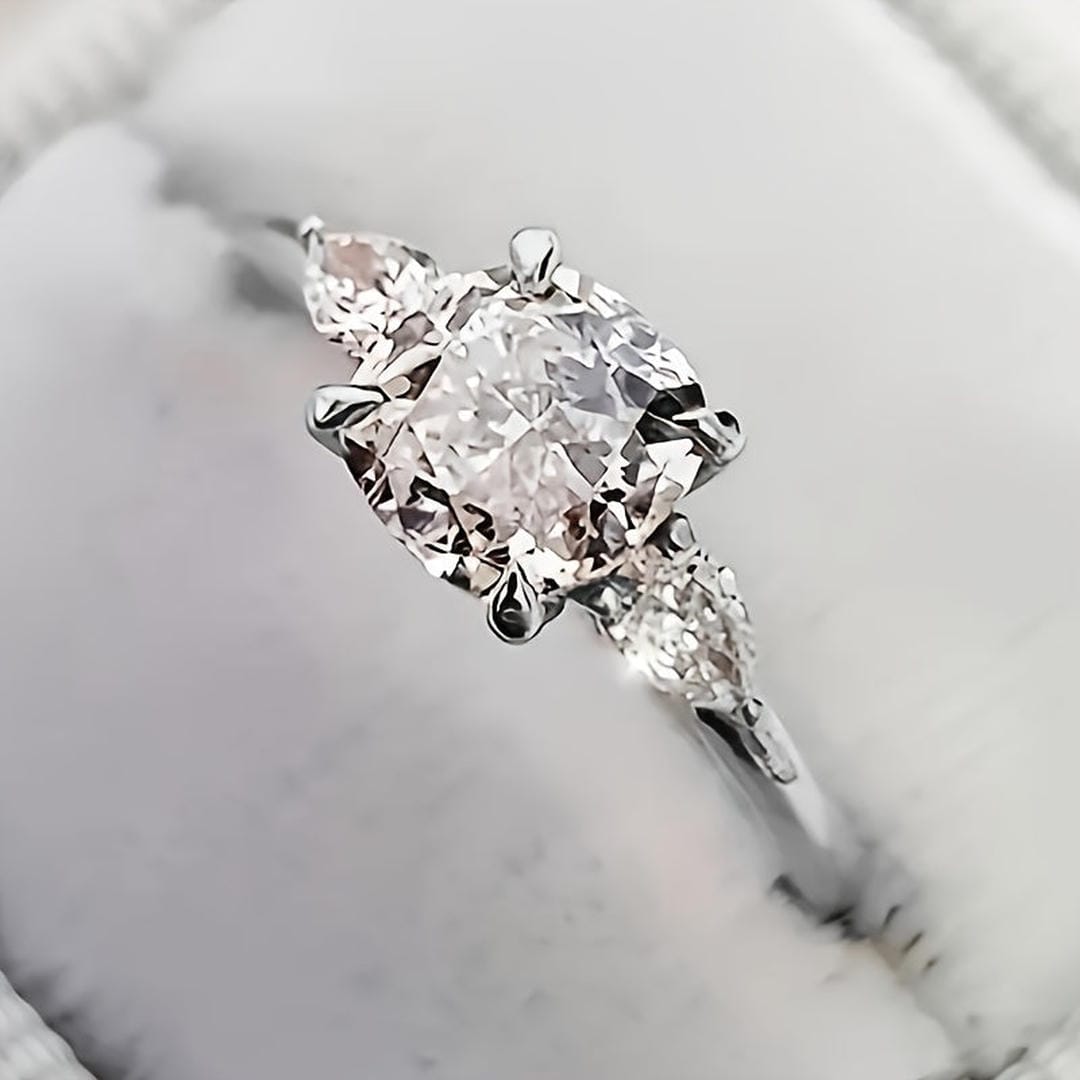 Anillo con cristal de corte cojín y acento en pera