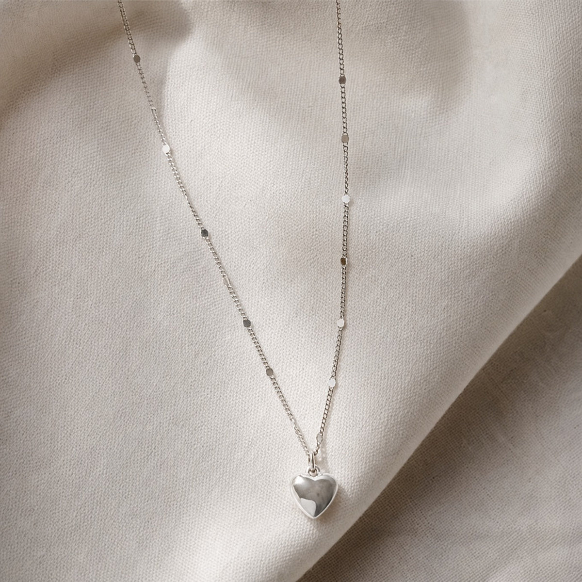 Collar con colgante de corazón atemporal – imagen 2