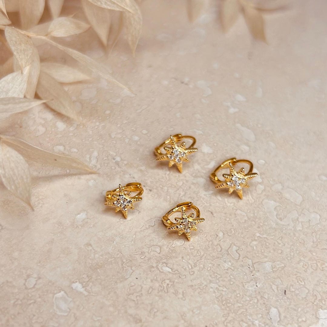 Conjunto de 2 pares de aros huggie de estrella dorados con cristales — Carmen, Lucía & Rocío