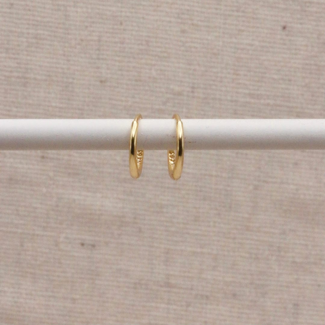 Pendientes huggie dorados esenciales