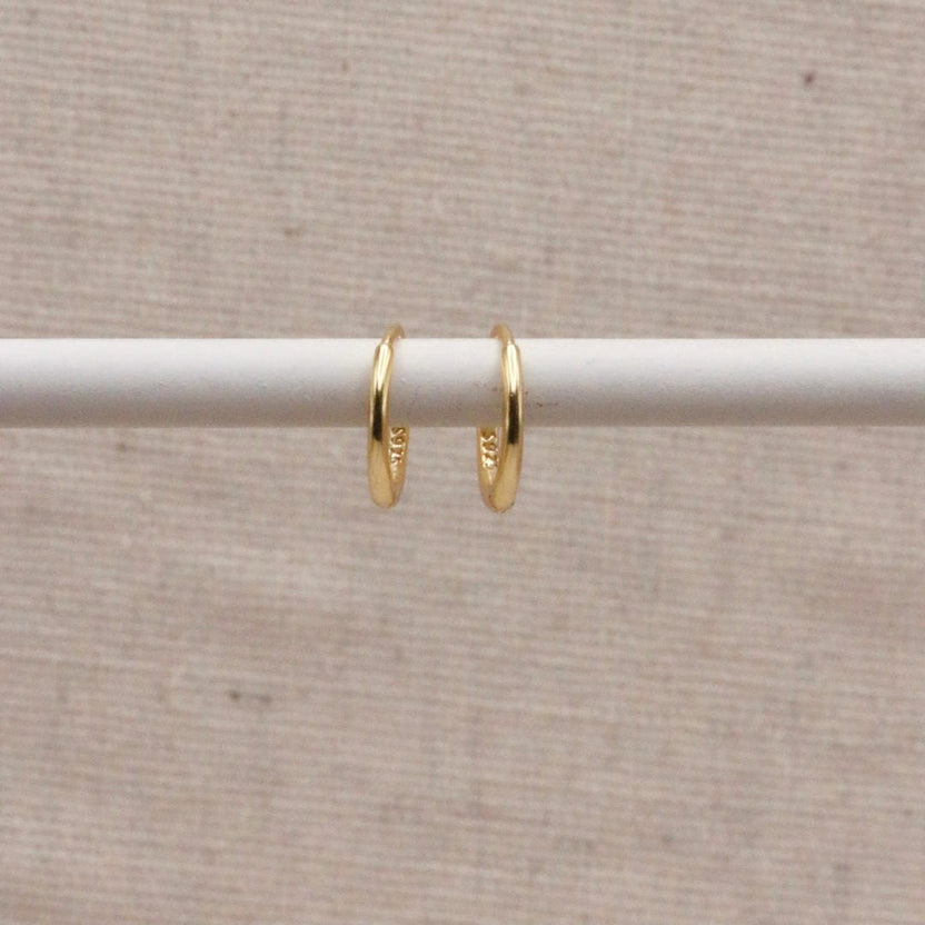 Pendientes huggie dorados esenciales