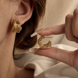 Pendientes de aro entrelazados dorados