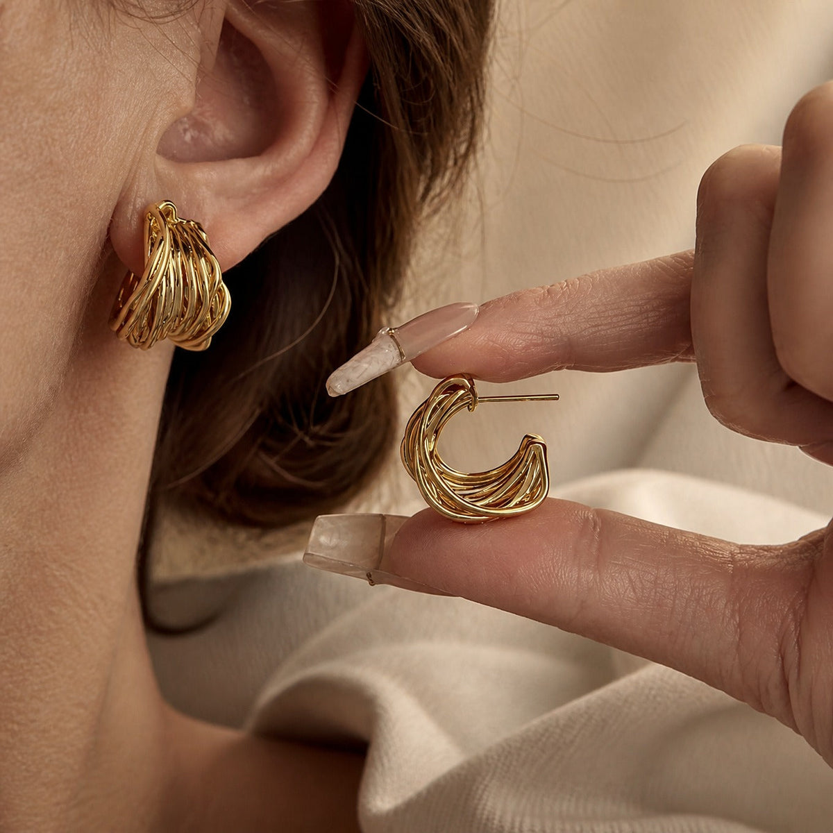 Pendientes de aro entrelazados dorados