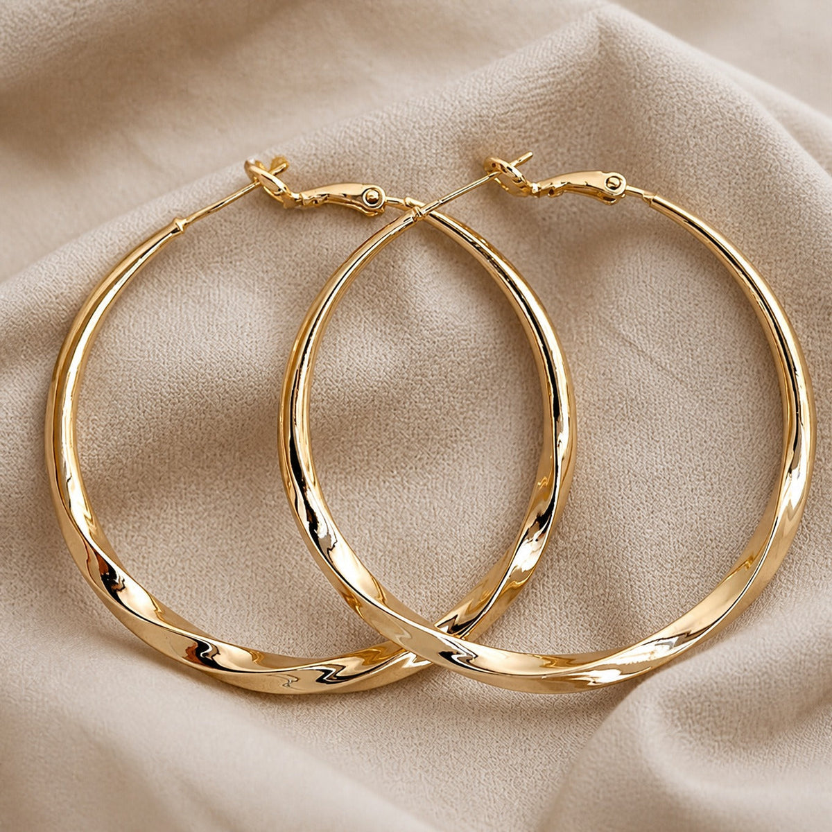 Pendientes de aro dorados contemporáneos – imagen 2