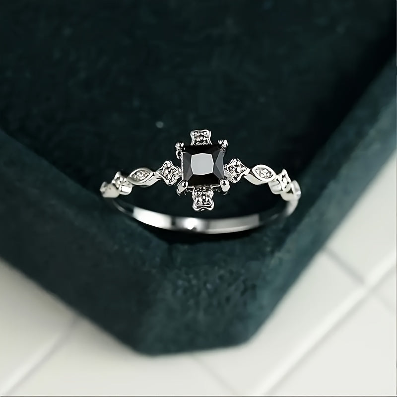Anillo vintage negro cuadrado con incrustación cúbica