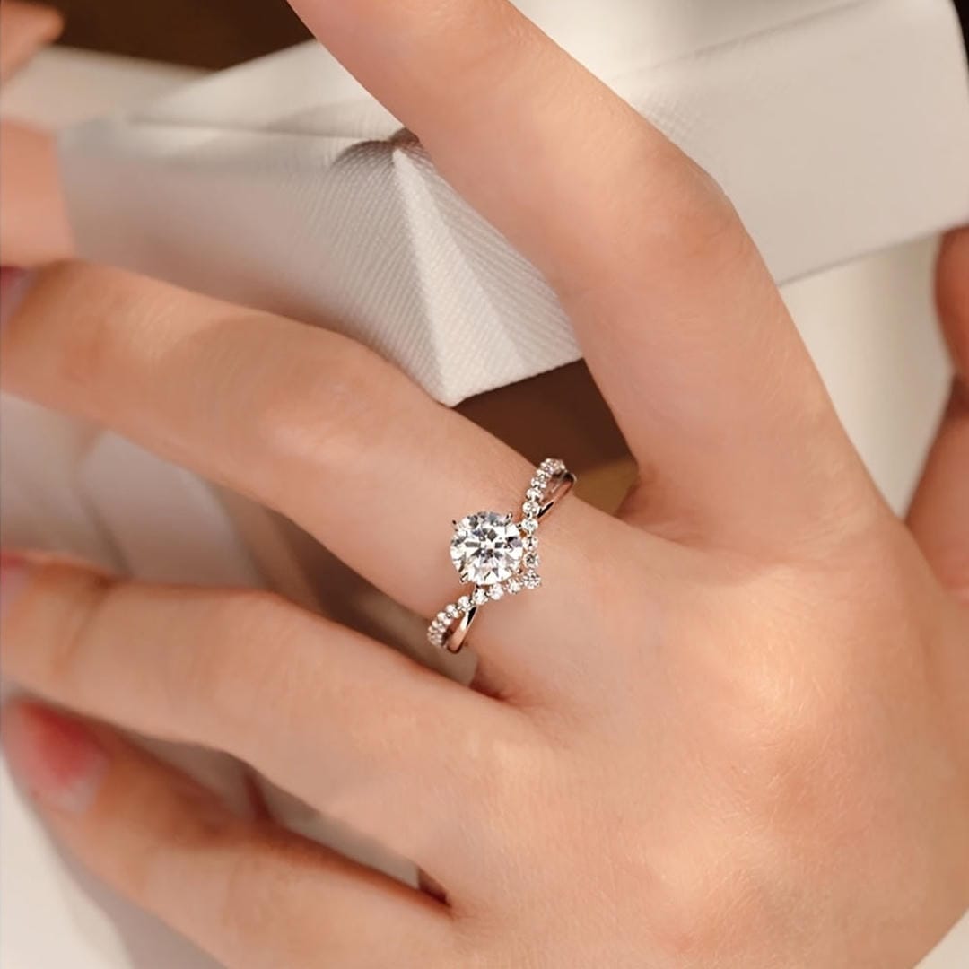 Anillo de promesa solitario de cristal con corona