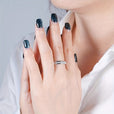 Anillo de oro blanco con circonitas brillantes – imagen 2