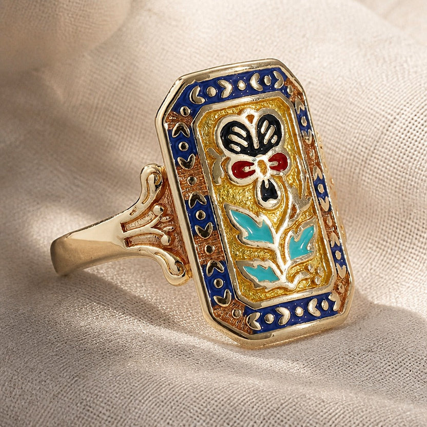 Anillo escudo de esmalte ornamentado
