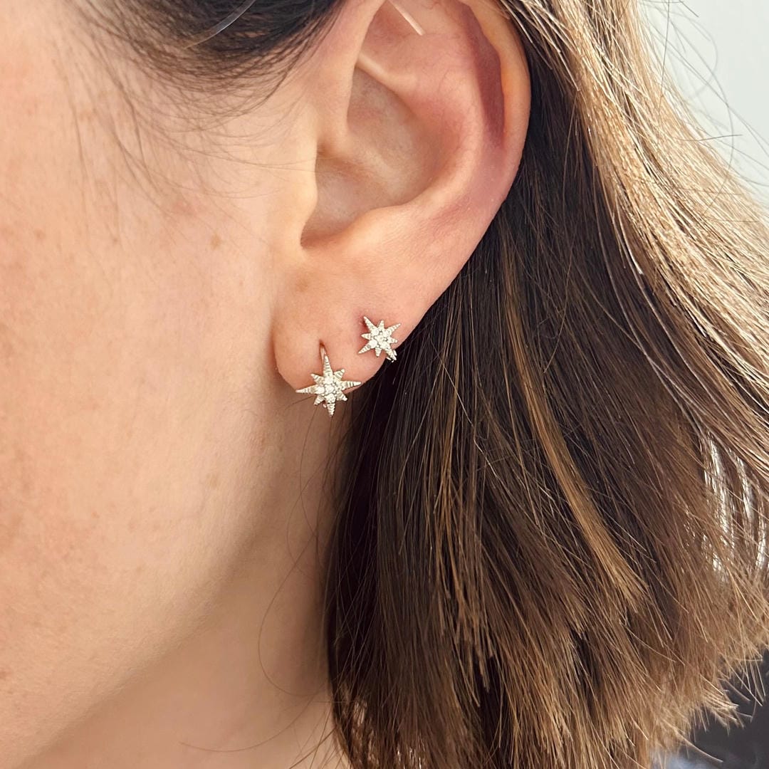 Aros huggie plateados con estrellas de cristal – imagen 2