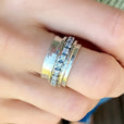 Anillo vintage con circonitas redondas incrustadas y brillantes – imagen 2