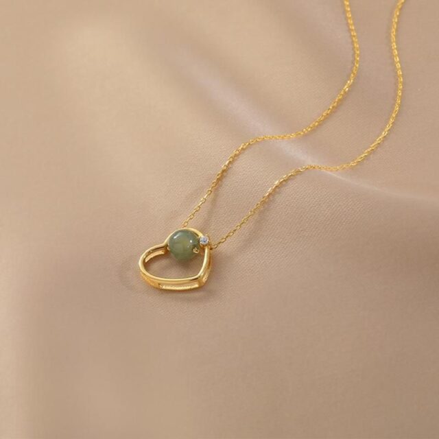 Collar de oro con corazón de jade y perla