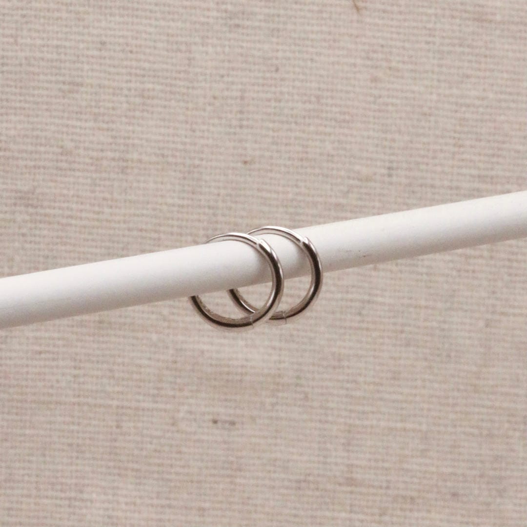 Pendientes huggie de plata esenciales – imagen 2