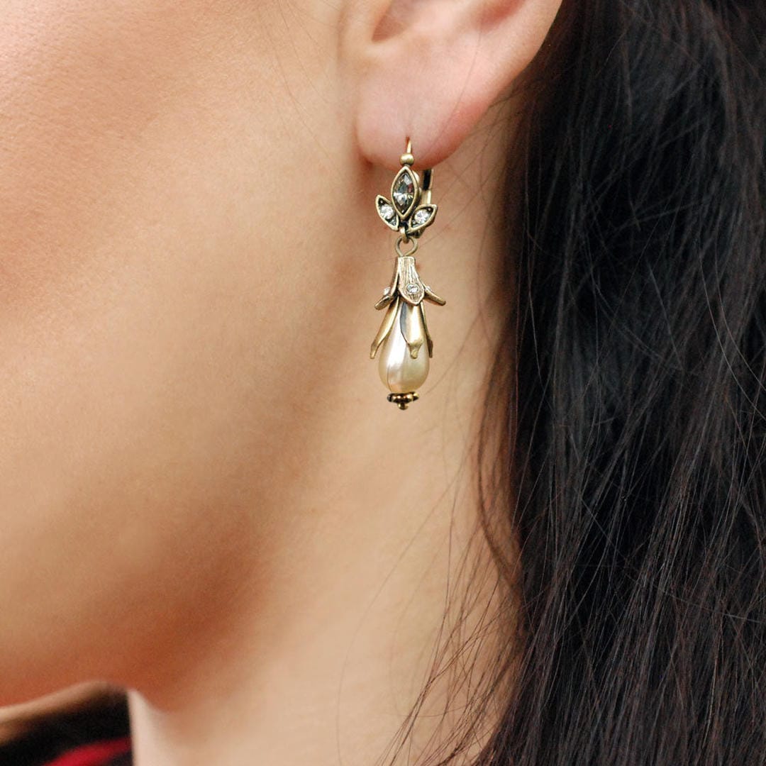 Pendientes de plata con flor de lirio y perla – imagen 2