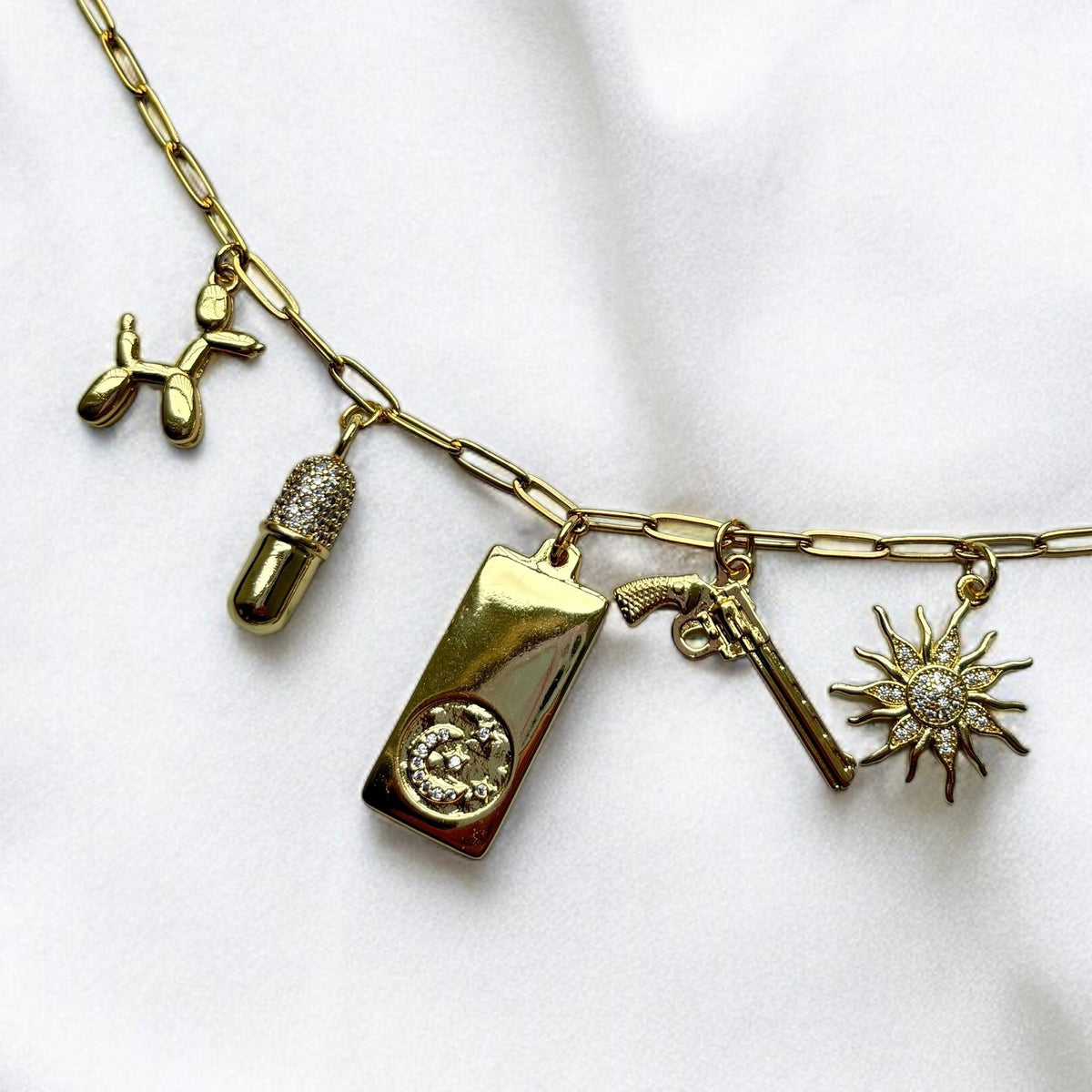 Collar Stella con dijes (artesanal y edición limitada) — Carmen, Lucía & Rocío