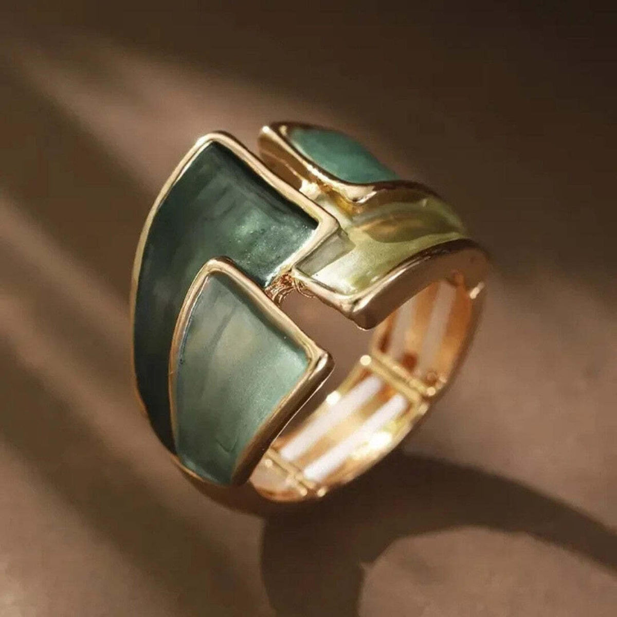 Anillo ajustable dorado con hojas brillantes