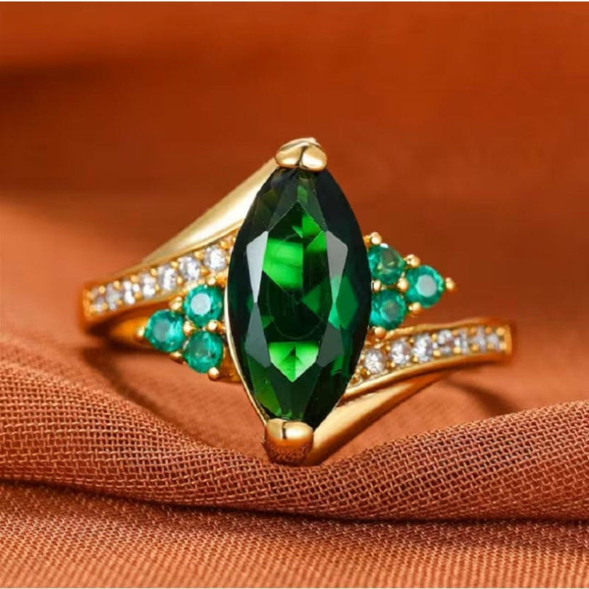 Anillo corona de esmeralda en marquesa
