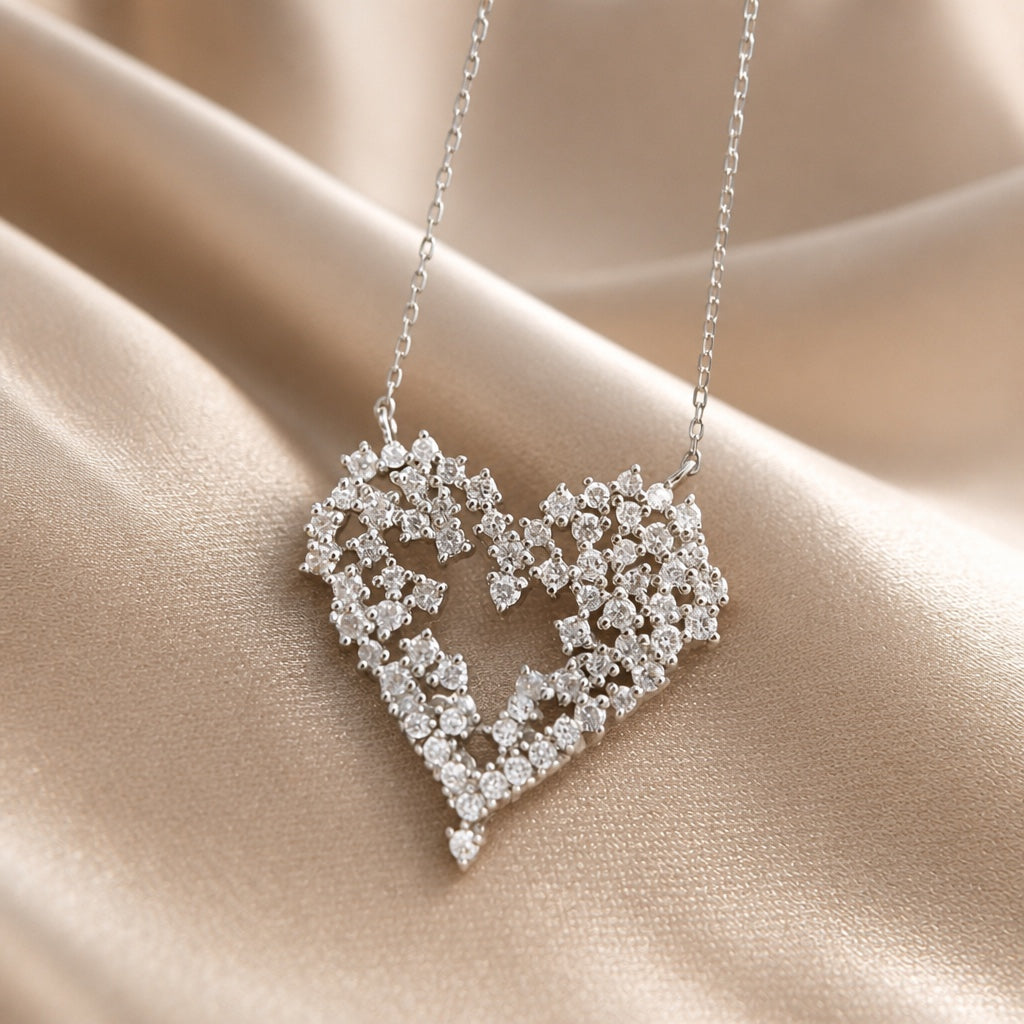 Collar de circonita con colgante de corazón en oro blanco
