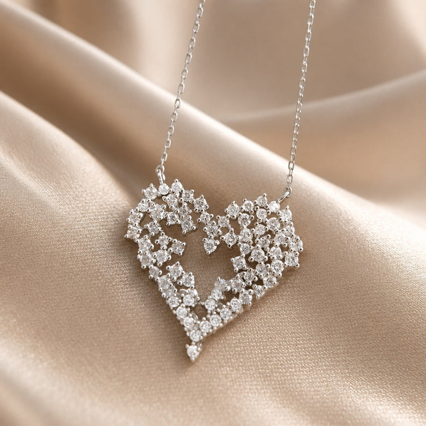 Collar de circonita con colgante de corazón en oro blanco