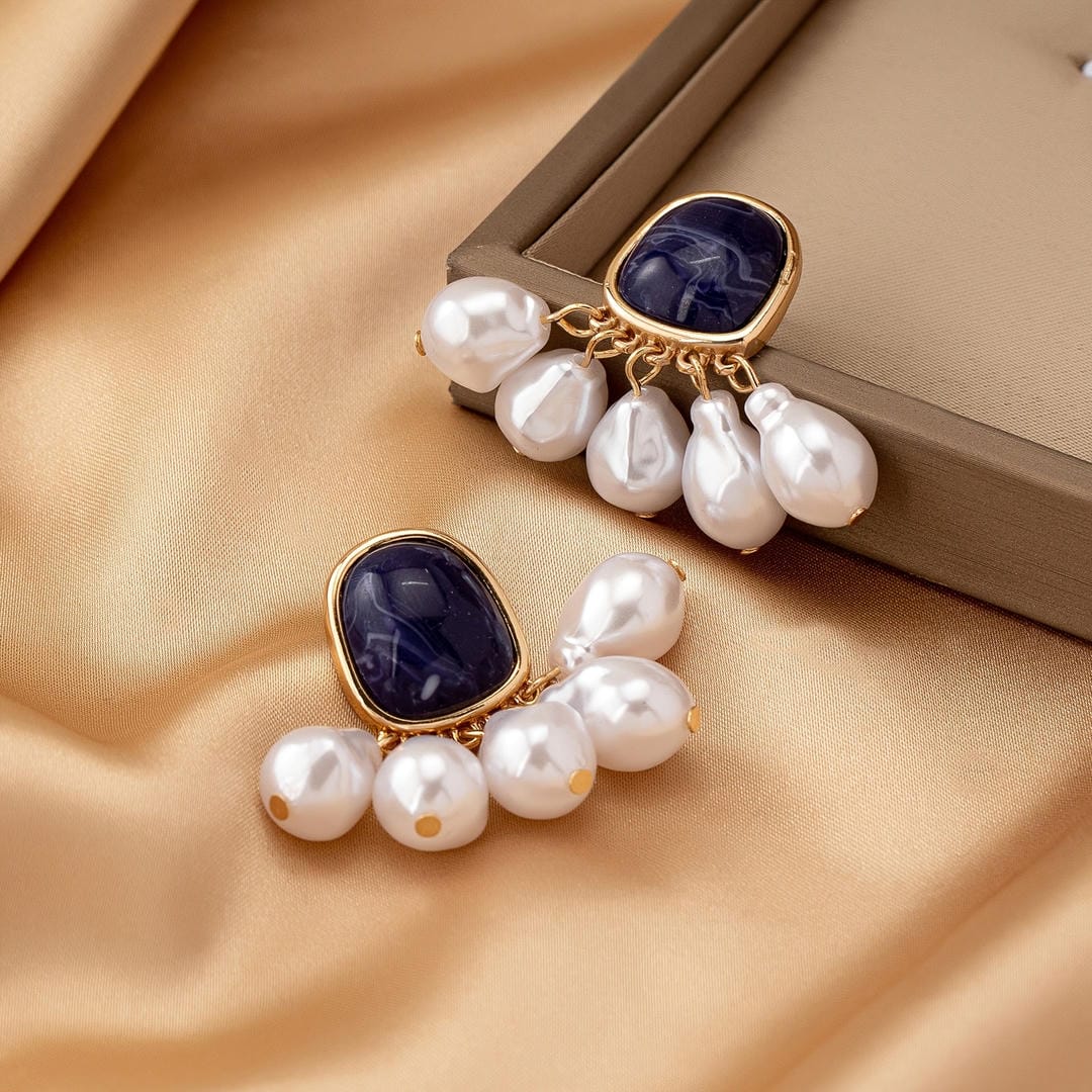 Pendientes de botón con flecos de perla Midnight – imagen 2