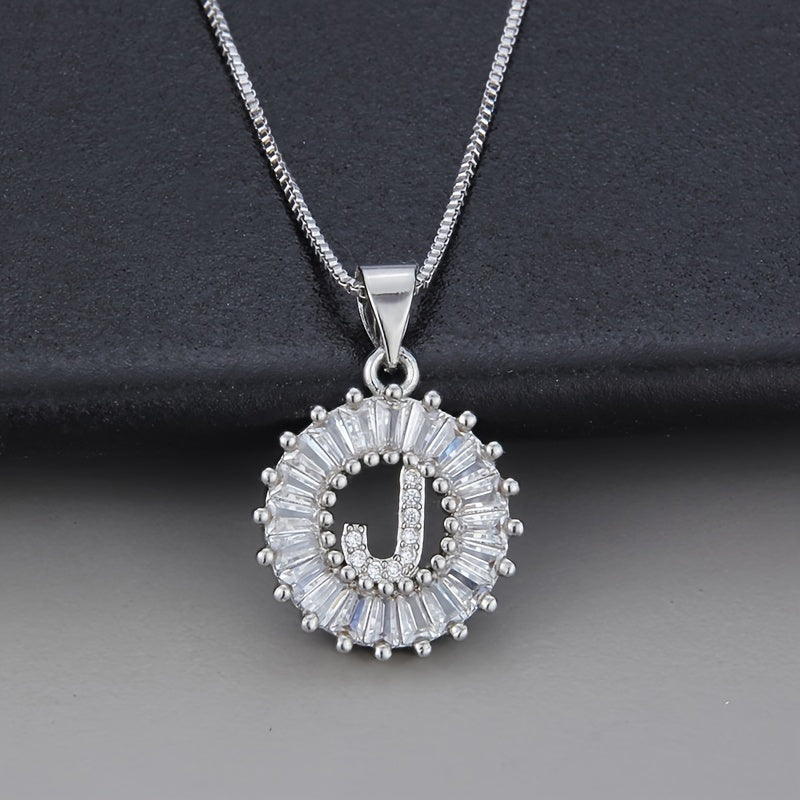 Collar con inicial de circonita en oro blanco – imagen 10