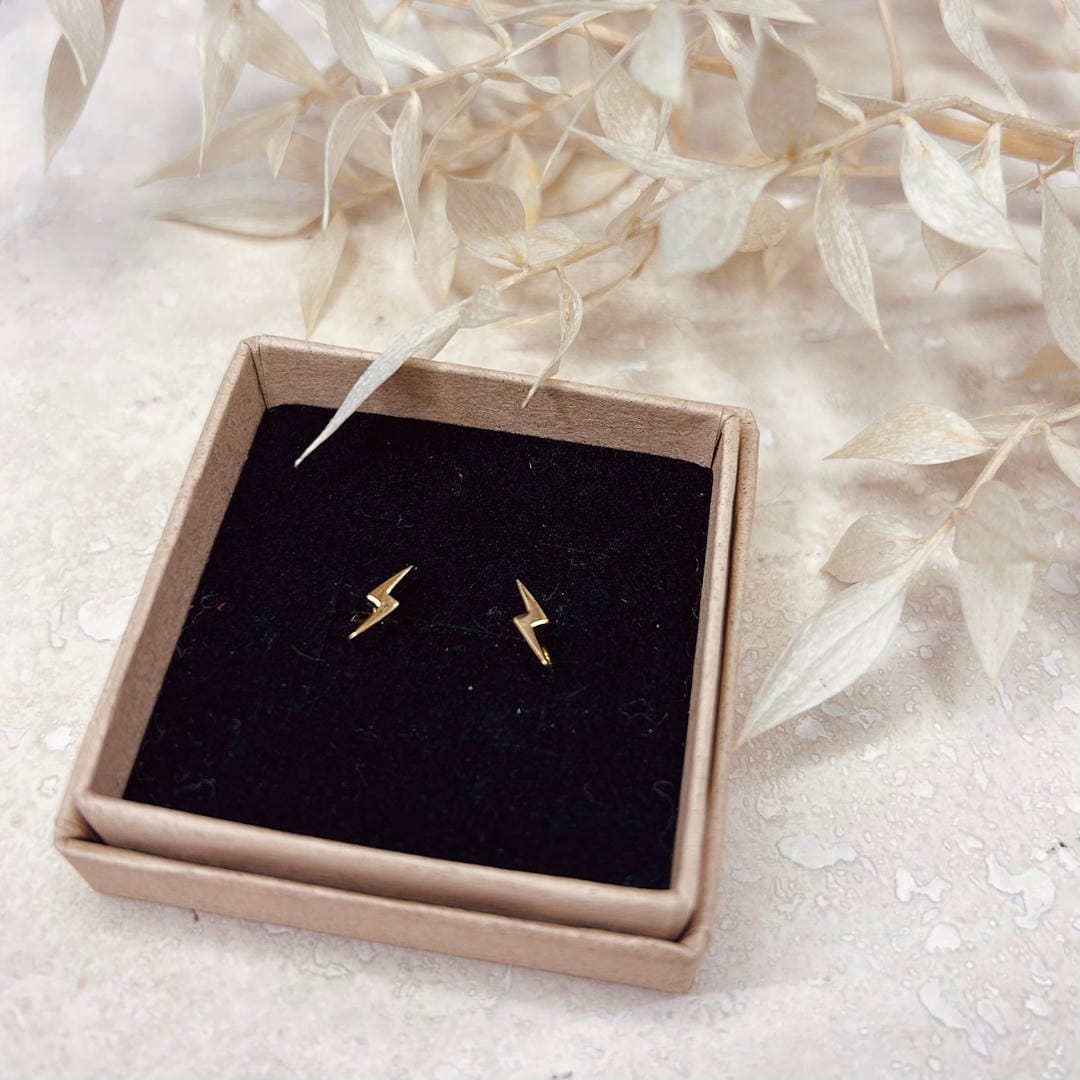 Pendientes minimalistas de rayo lisos – imagen 2